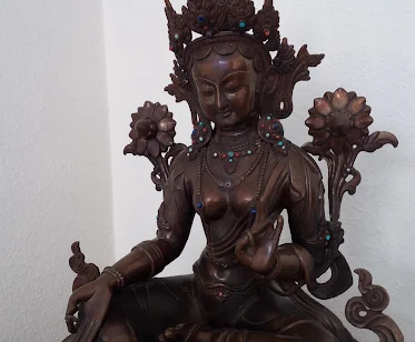 buddhishes tor meditation berlin photo